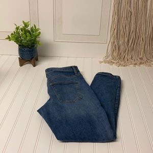 Universal Thread Medium Wash Distressed Skinny’s